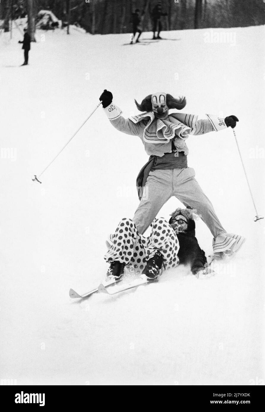 „Bozo the Clown“ auf Skiern Stockfoto