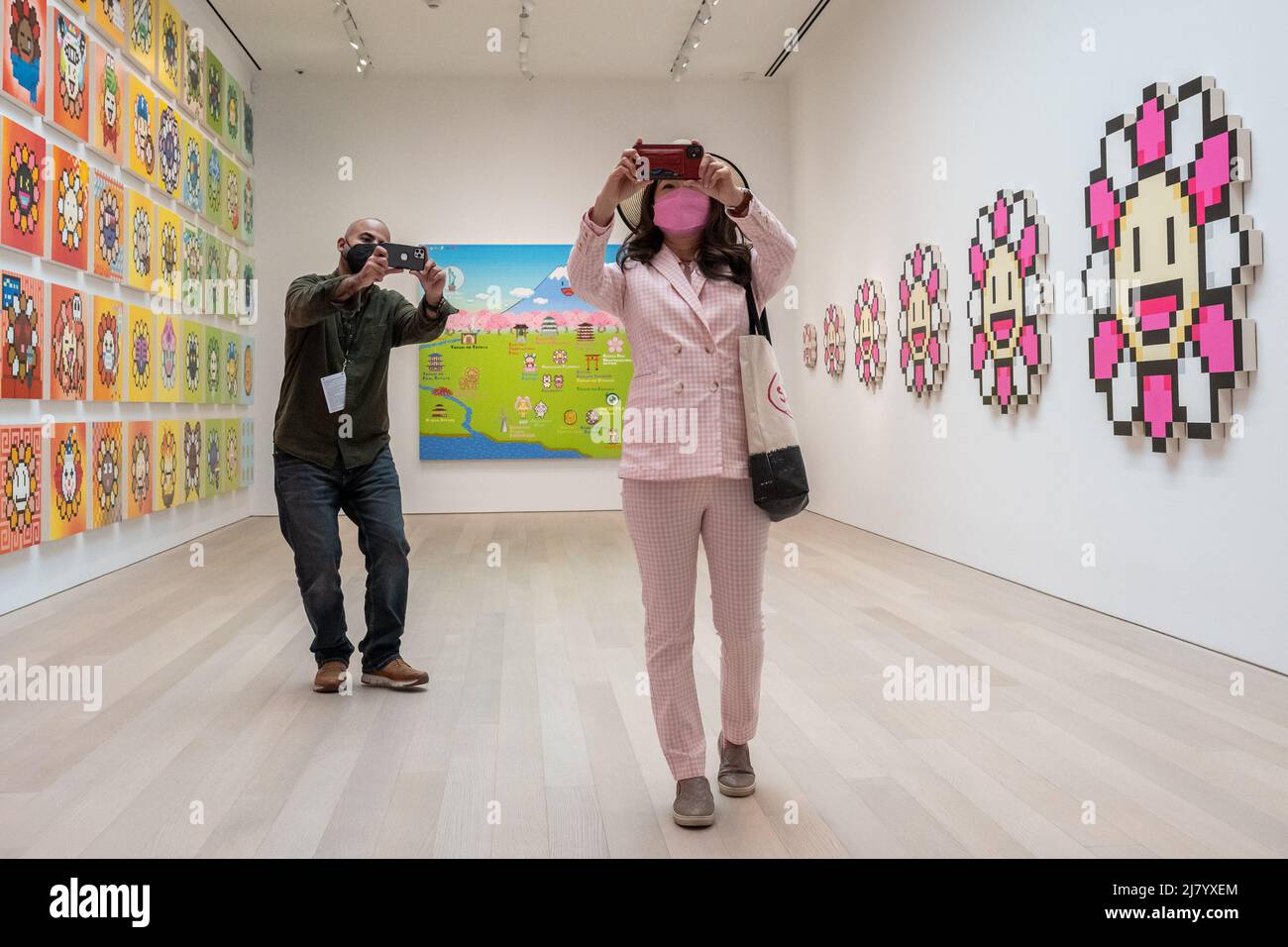 New York, USA. 11.. Mai 2022. Besucher werden in eine Augmented-Reality-Animation mit einem Snapchat-Filter auf der Takashi Murakami's 108 Bonn eingetaucht? MURAKAMI.BLUMENAUSSTELLUNG im Gagosian in New York, New York am 11. Mai 2022. (Foto von Gabriele Holtermann/Sipa USA) Quelle: SIPA USA/Alamy Live News Stockfoto