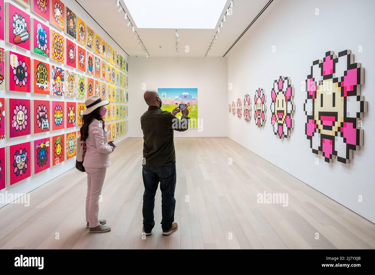 New York, USA. 11.. Mai 2022. Besucher werden in eine Augmented-Reality-Animation mit einem Snapchat-Filter auf der Takashi Murakami's 108 Bonn eingetaucht? MURAKAMI.BLUMENAUSSTELLUNG im Gagosian in New York, New York am 11. Mai 2022. (Foto von Gabriele Holtermann/Sipa USA) Quelle: SIPA USA/Alamy Live News Stockfoto