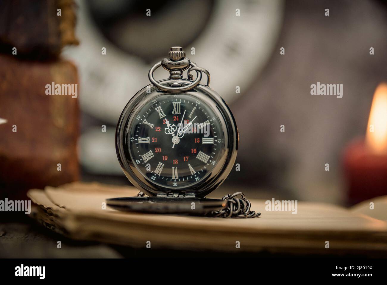 Vintage-Studie Tischansicht mit Büchern und goldene Uhr vorne. Stockfoto