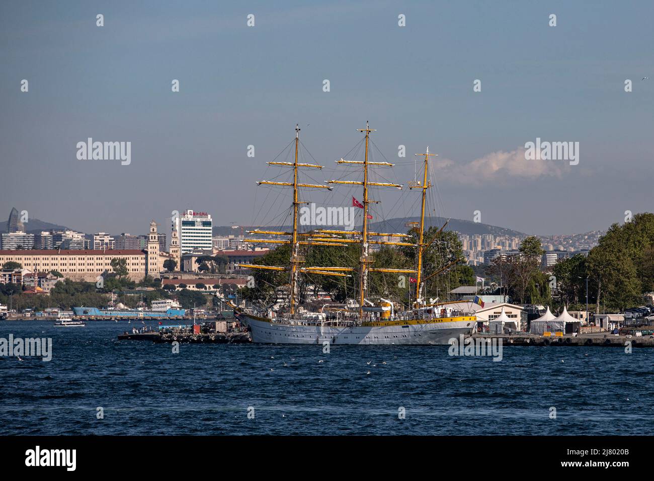 Nava Scoala Mircea vertäut am Sarayburnu Pier. Das 84-jährige Segelschiff der rumänischen Marine überquerte das Marmarameer und ankerte in Sarayburnu. Stockfoto