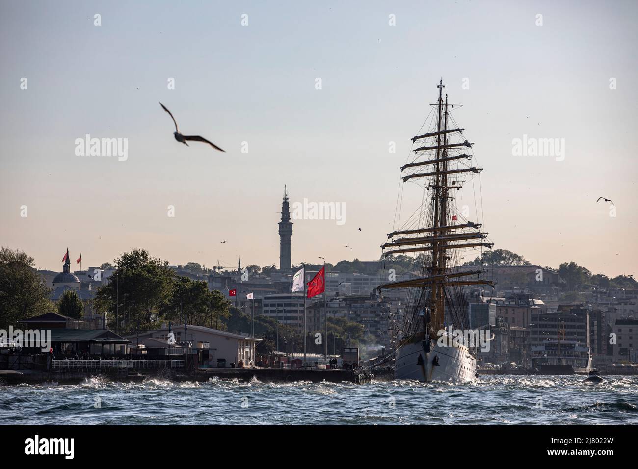 Nava Scoala Mircea vertäut am Sarayburnu Pier. Das 84-jährige Segelschiff der rumänischen Marine überquerte das Marmarameer und ankerte in Sarayburnu. Stockfoto