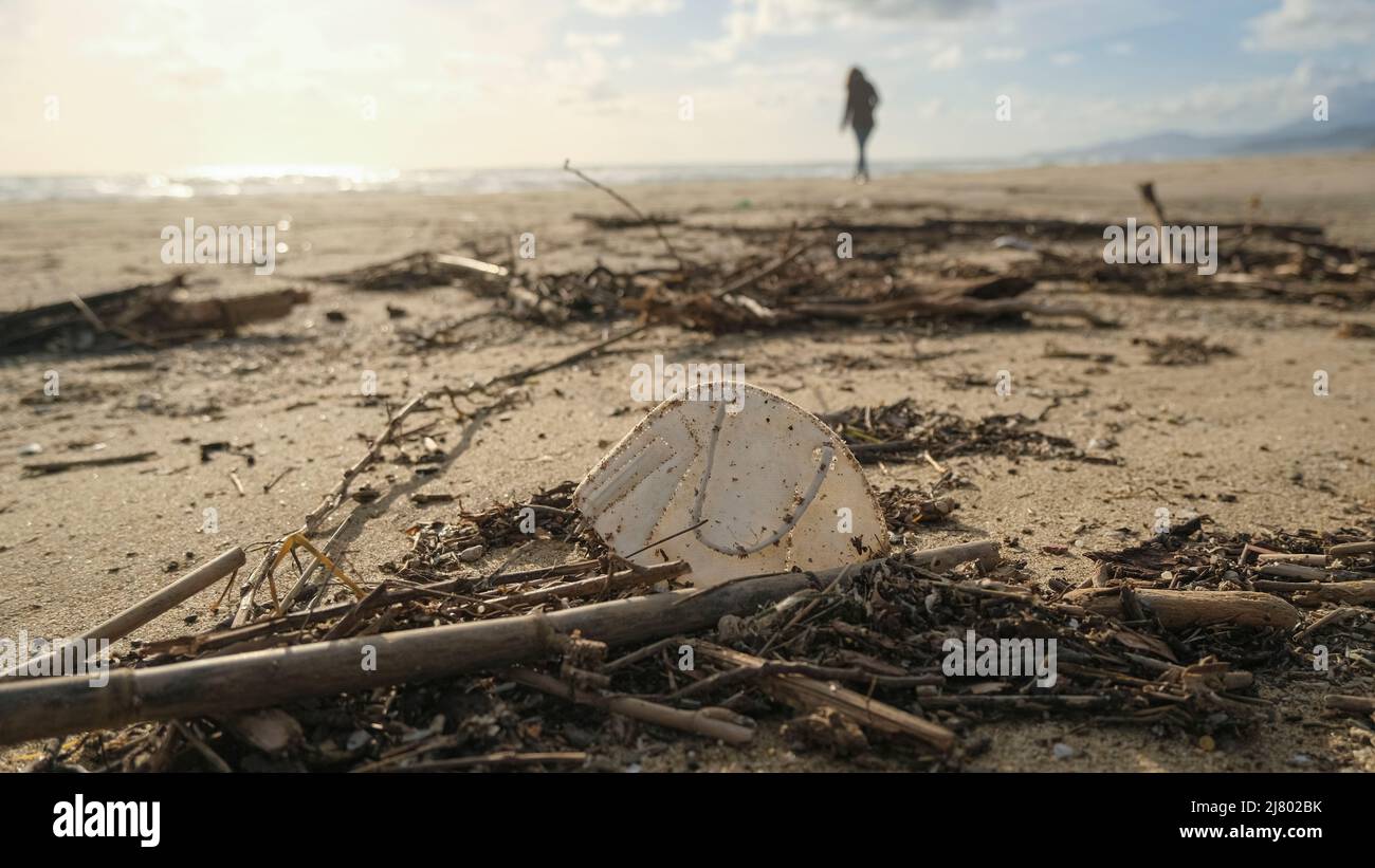 Medizinische FFP2 Gesichtsmaske Abfall Müll an wilden Küste weggeworfen,covid19 Verschmutzung Stockfoto