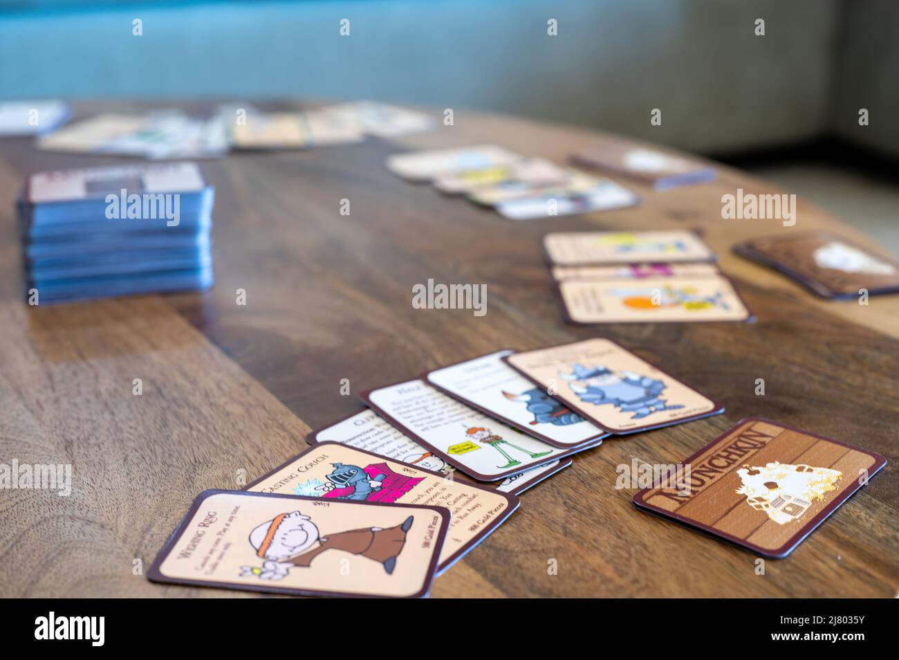 Sioux Falls, South Dakota, USA - 2,2022 - Munchkin-Kartenspiel, das auf  einem Tisch mit einer Gruppe von Händen gespielt wird Stockfotografie -  Alamy
