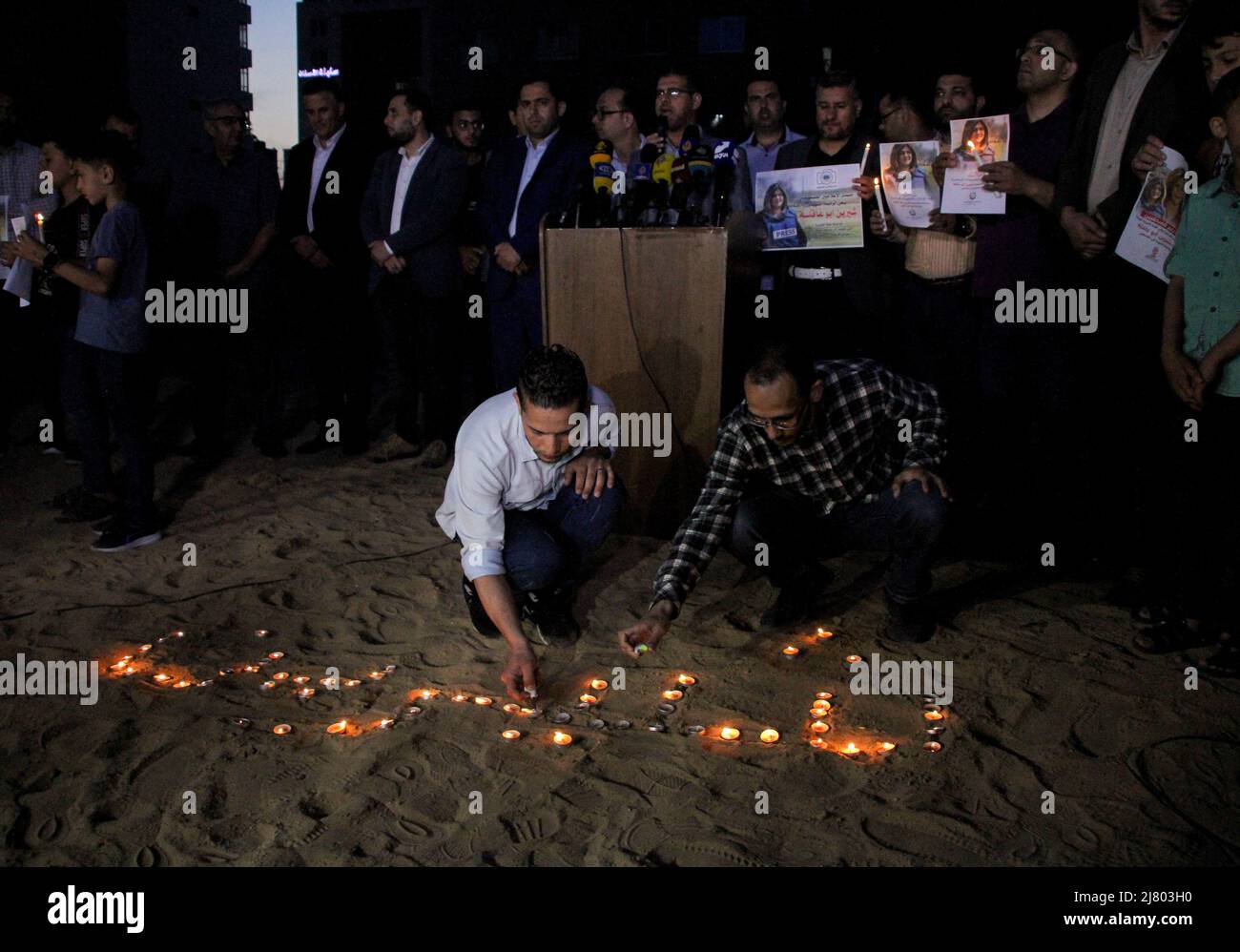 Gaza-Stadt, Gazastreifen, Palästina. 11.. Mai 2022. Gaza, Palästina. 11 Mai 2022. Die Union islamischer Radios und Fernsehgeräte hält eine Mahnwache ab, um den palästinensischen Journalisten Shireen Abu Aqleh zu gedenken und zu würdigen, der am Mittwoch von israelischen Truppen bei einem Überfall im Flüchtlingslager Dschenin im Westjordanland getötet wurde. Die Teilnehmer hielten Fotos von Shireen und zündeten Kerzen an, um dem Journalisten Respekt zu erweisen (Foto: © Ahmad Hasaballah/IMAGESLIVE via ZUMA Press Wire) Stockfoto