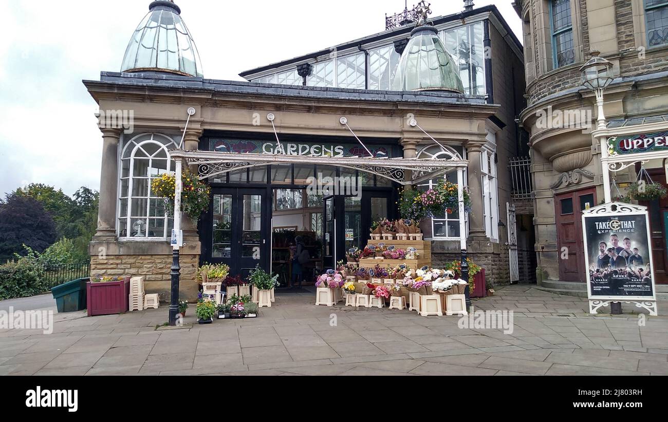 BUXTON. DERBYSHIRE. ENGLAND. 09-04-21. Der Eingang zu den Wintergärten neben dem Opernhaus. Stockfoto