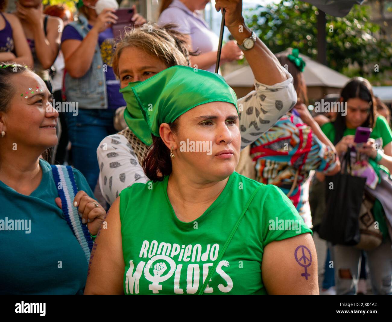 Medellin, Antioquia, Kolumbien - 8 2022. März: Frau in Grün gekleidet zum Frauentag feministischer Marsch und Protest Stockfoto