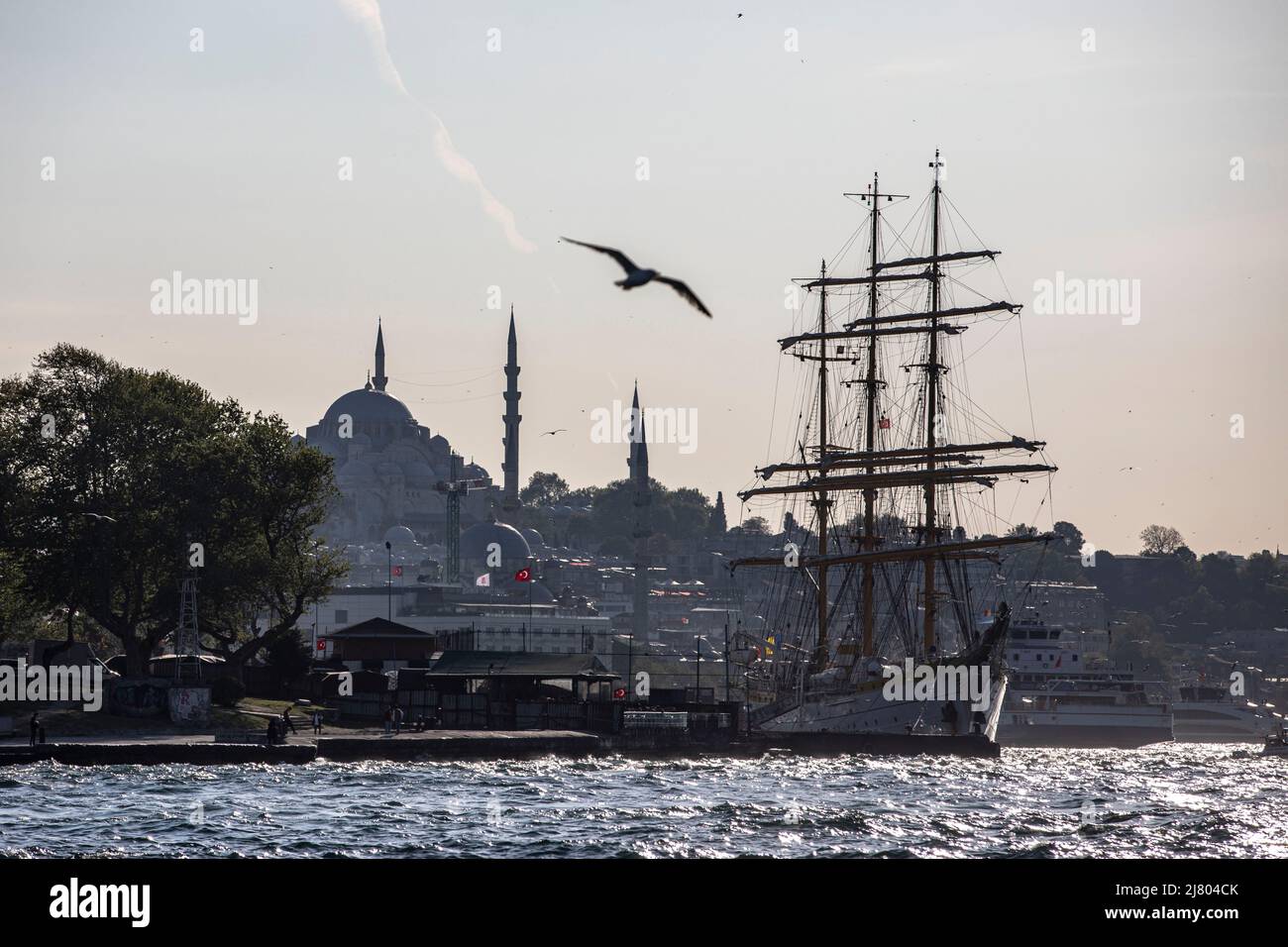 Istanbul, Türkei. 11.. Mai 2022. Nava Scoala Mircea vertäut am Sarayburnu Pier. Das 84-jährige Segelschiff der rumänischen Marine überquerte das Marmarameer und ankerte in Sarayburnu. (Bild: © Onur Dogman/SOPA Images via ZUMA Press Wire) Stockfoto