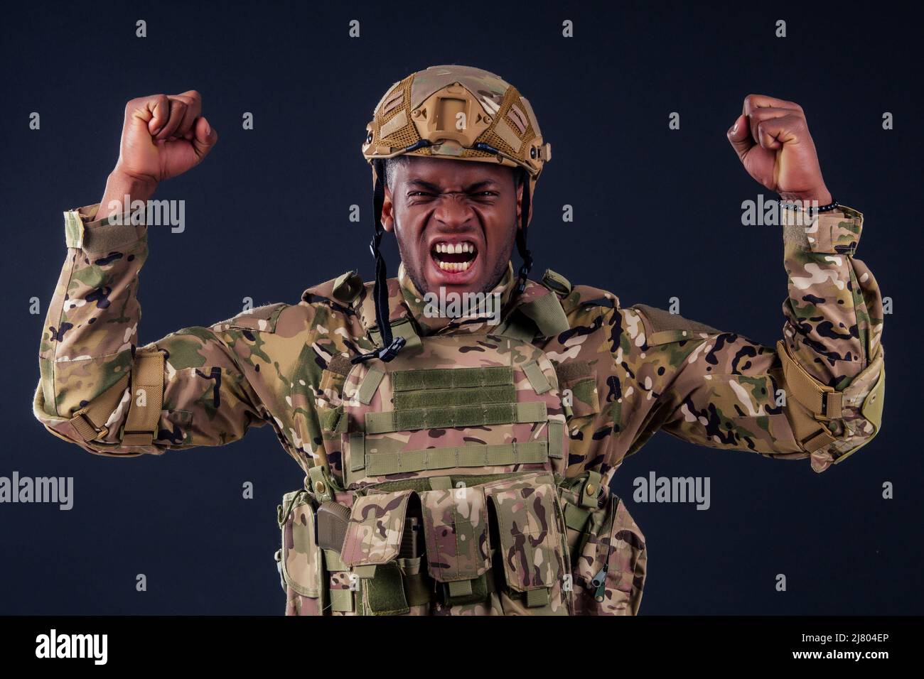 amerikanischer Mann in Camouflage Anzug Kummer weinen Schrei Stockfoto