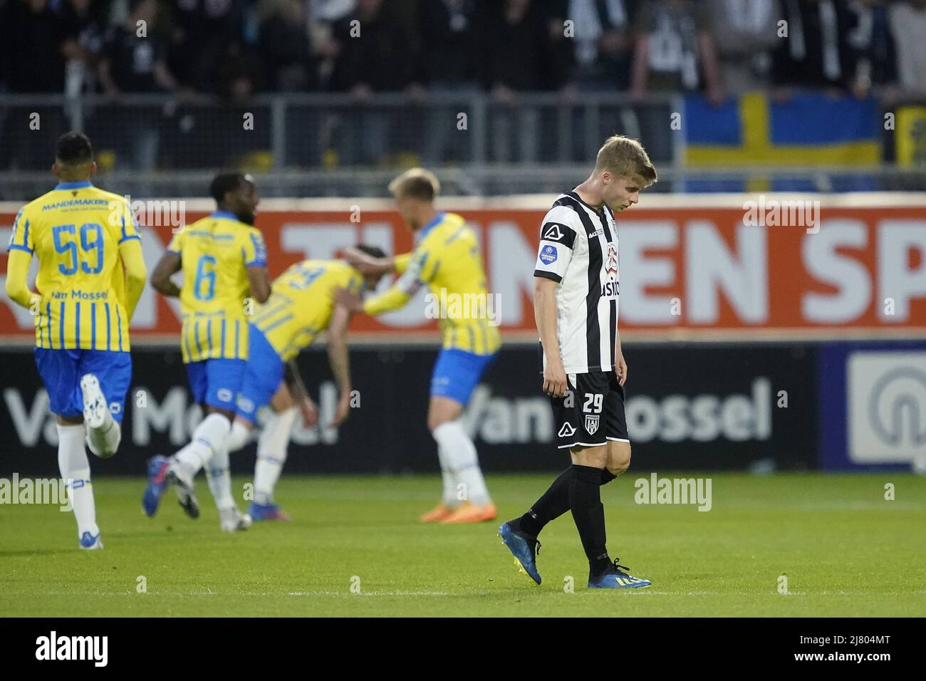 WAALWIJK - Emil Hansson von Herakles Almelo enttäuschte nach dem 2-0 während des niederländischen Eredivisie-Spiels zwischen RKC Waalwijk und Herakles Almelo am 11. Mai 2022 im Mandemakers Stadium in Waalwijk, Niederlande. ANP ROY LAZET Stockfoto