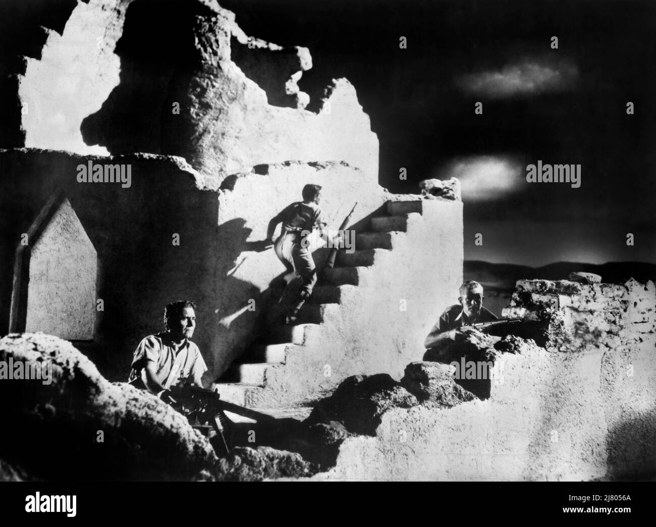 Richard Carlson (links), Richard Conte (Mitte), Drehort des Films, „Bengazi“, RKO Radio Picches, 1955 Stockfoto