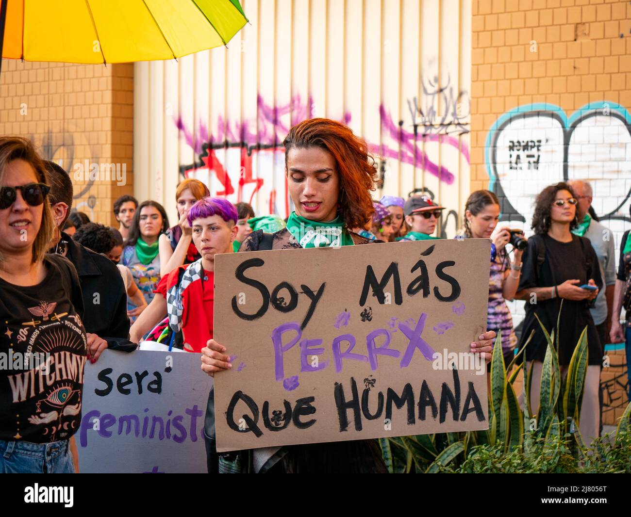 Medellin, Antioquia, Kolumbien - 8 2022. März: Junge Menschen in Purple oder Green Marching gekleidet und protestieren während des Frauentags mit einem Schild, das die Stockfoto
