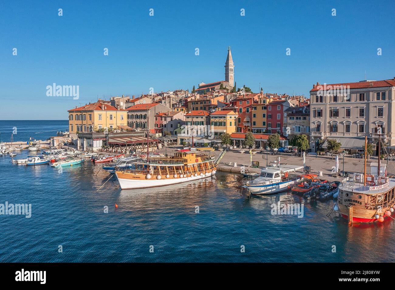 ROVINJ, KROATIEN - 19.. August 2021: Viele Boote im Hafen in der Nähe der alten Stadt Rovinj, beliebtes Reiseziel in Kroatien Stockfoto