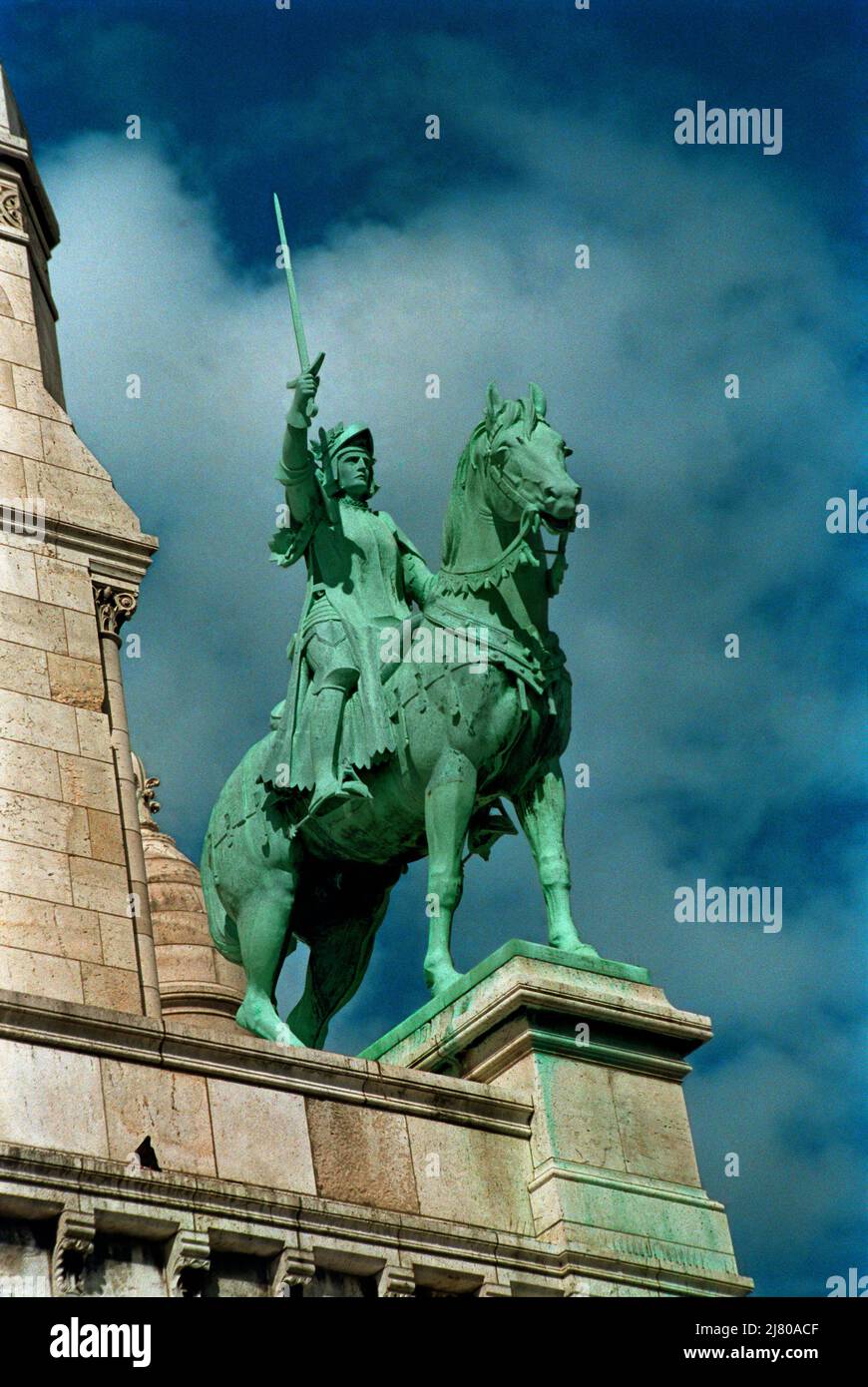 Die bronzene Reiterstatue der Basilika Sacré-Cœur von Jeanne d'Arc, Heldin von Frankreich und Heilige der katholischen Kirche von Hippolyte Jules Lefèbvre. Stockfoto