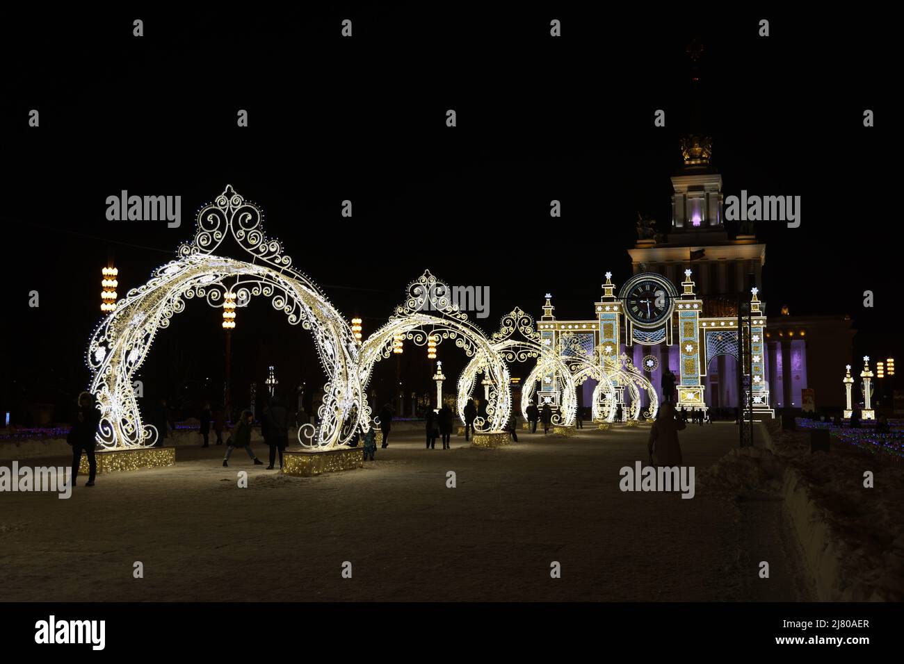 Funkelnde Lichtdekorationen im Schnee, in der Wintersaison mit Weihnachten und Neujahr Stockfoto