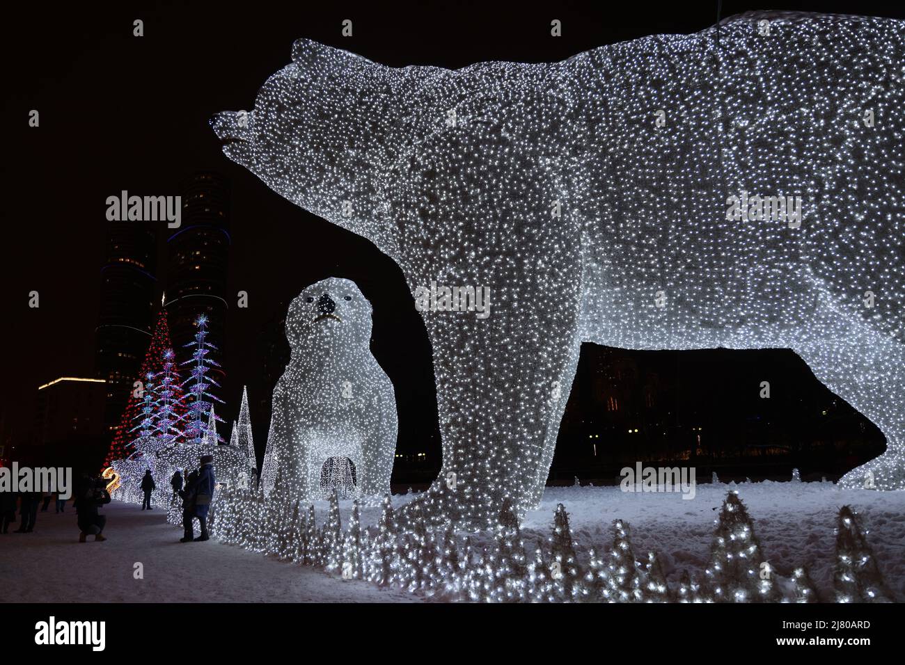 Riesige Bären als leichte Dekoration in einem Park in der Wintersaison mit Neujahr und Weihnachten Stockfoto