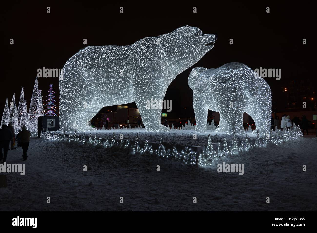 Riesige Bären als leichte Dekoration in einem Park in der Wintersaison mit Neujahr und Weihnachten Stockfoto