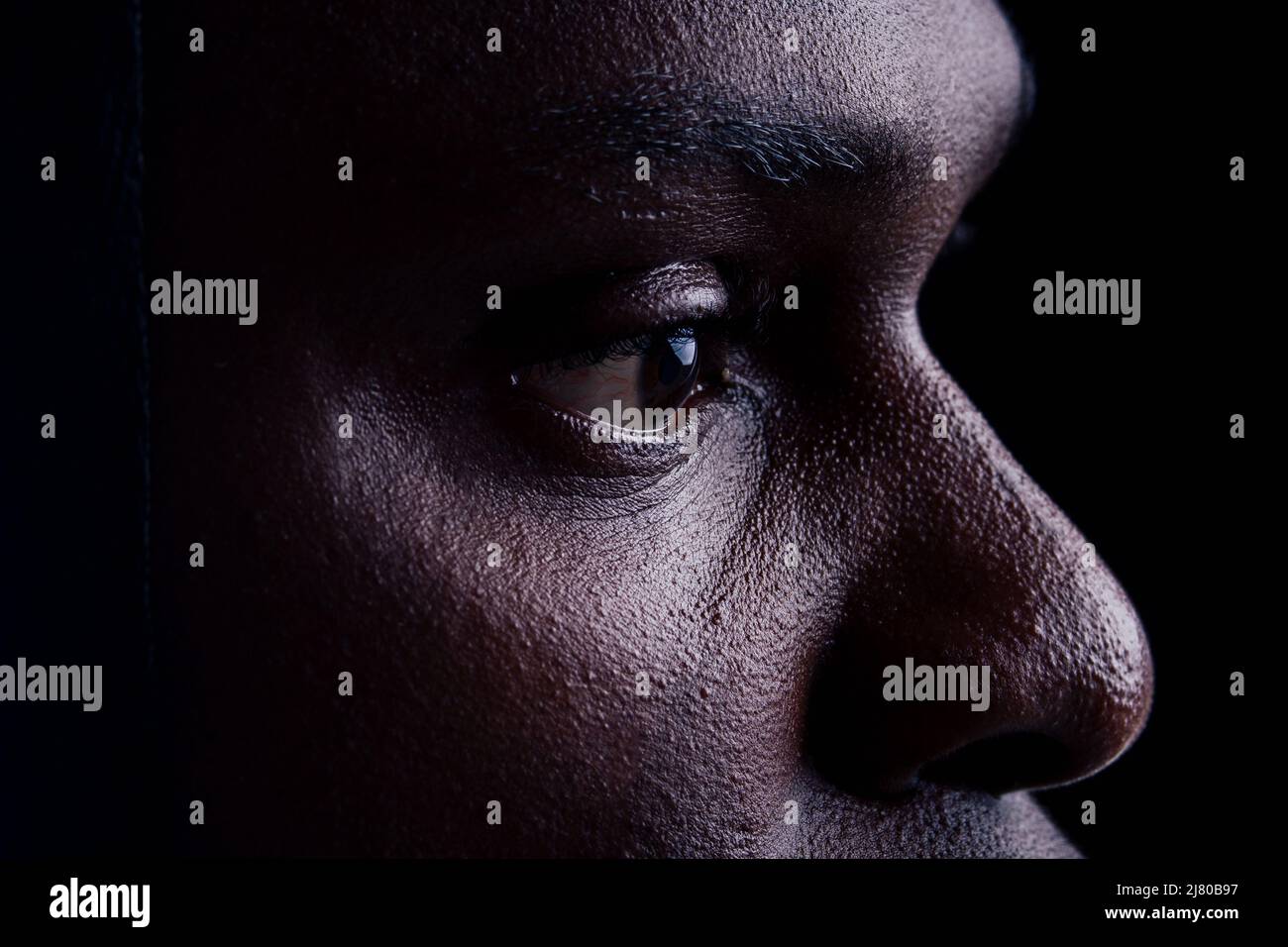 Militär Armee afrikanischen Mann Camouflage Anzug Trauer schwarzen Hintergrund Studio Stockfoto