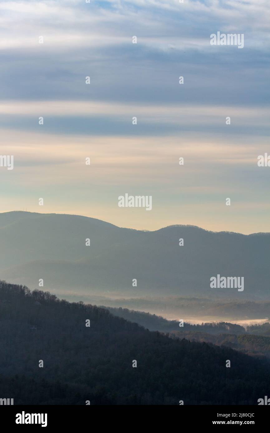 Ein Bergrücken und Wolkenschichten schaffen Linien im Blick vom Tanbark Ridge-Blick auf den Blue Ridge Parkway in Asheville, NC, USA Stockfoto