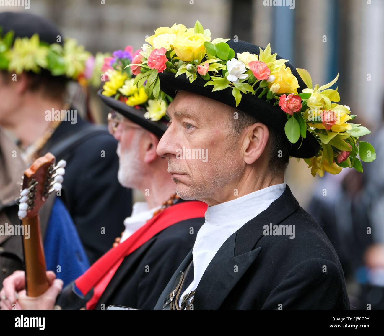 Tänzer beim jährlichen Holmfirth Folk Festival, das farbenfrohe und oft exzentrische Kostüme zeigt. Stockfoto Tänzer beim jährlichen Holmfirth Folk Festival, das farbenfrohe und oft exzentrische Kostüme zeigt. Stockfoto