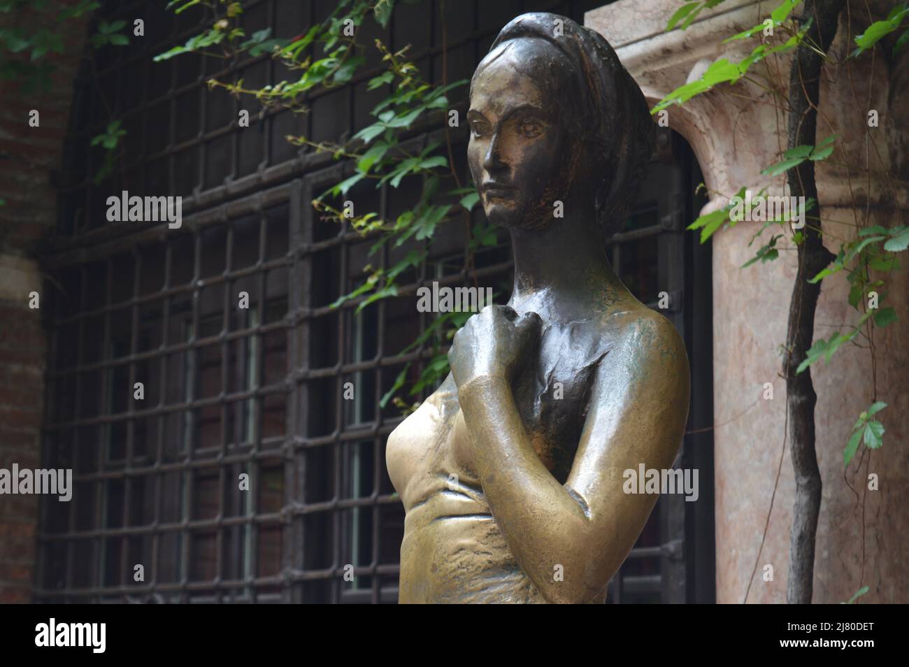 Verona, Italien. 07. Mai 2022: Im Innenhof der Casa di Giulietta (Haus der Julia) steht eine Bronzestatue von Juliet. Quelle: Birju Stockfoto