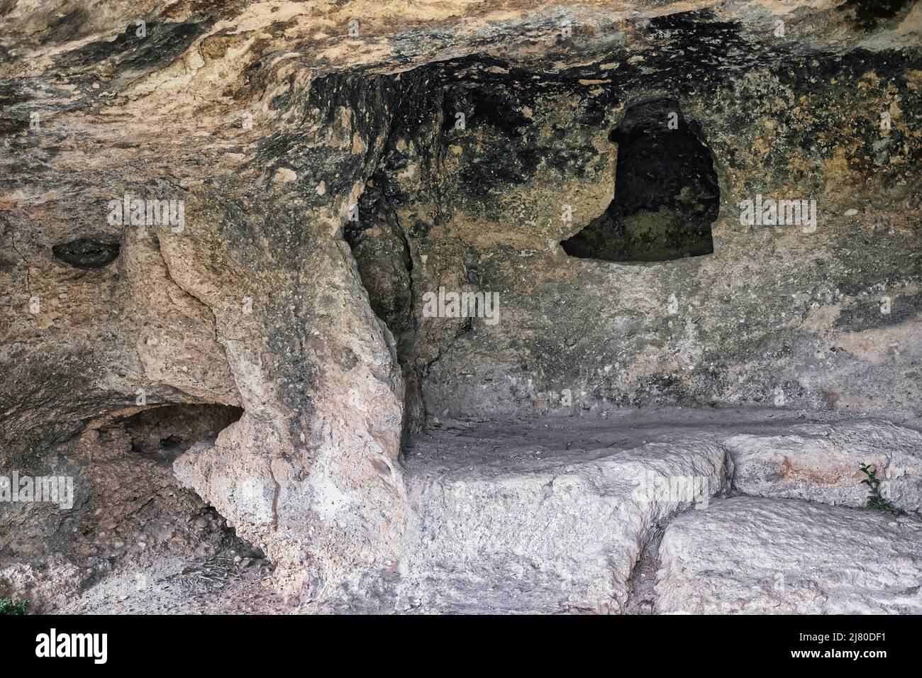 Prähistorische Höhlen im Murgia Maternana Reservat (Miera Italien) aus der Paläolithikum- und Jungsteinzeit Stockfoto