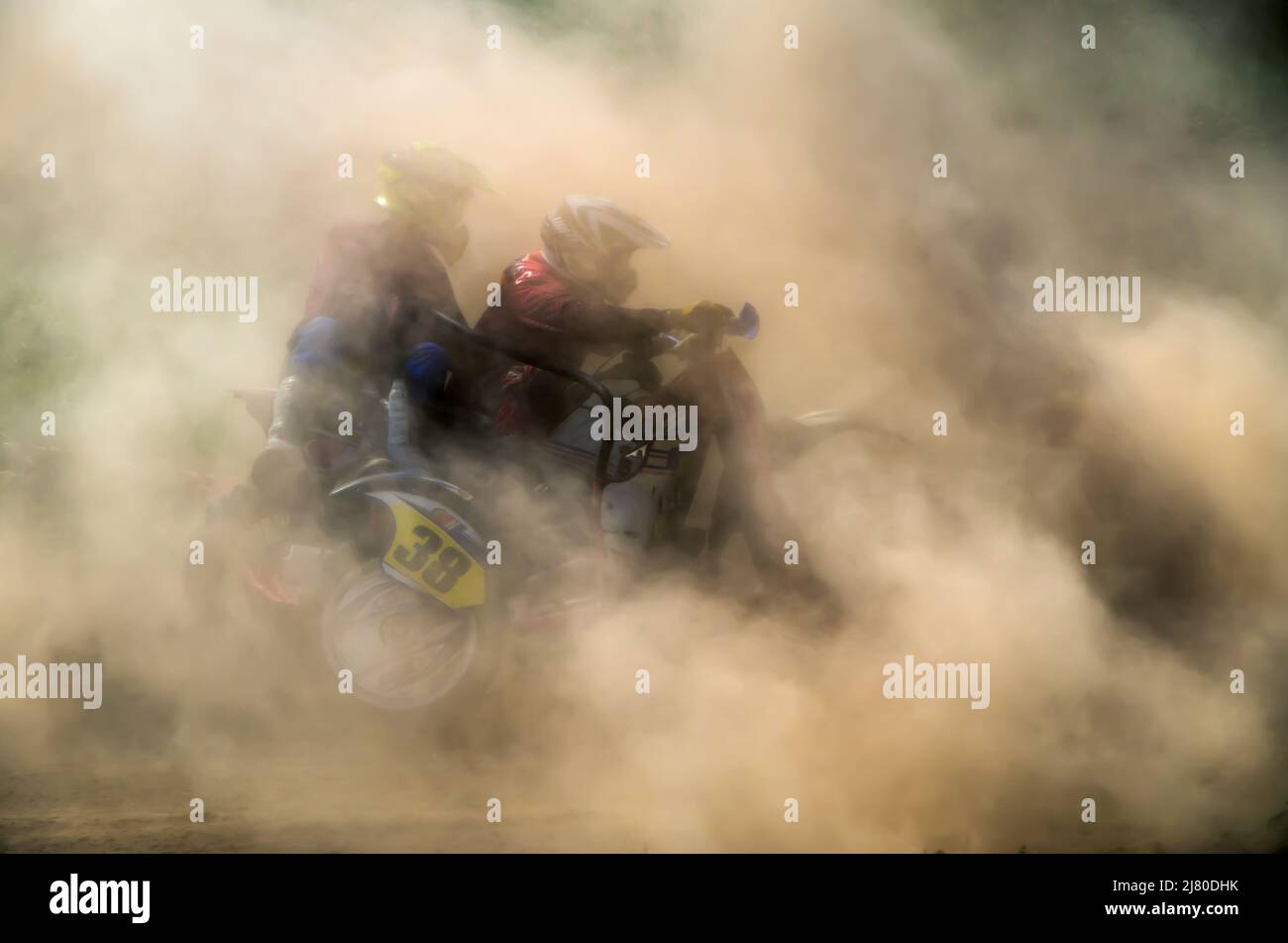 Motorrad mit Seitenwagen während der Fahrt auf staubiger Motocross-Strecke Stockfoto