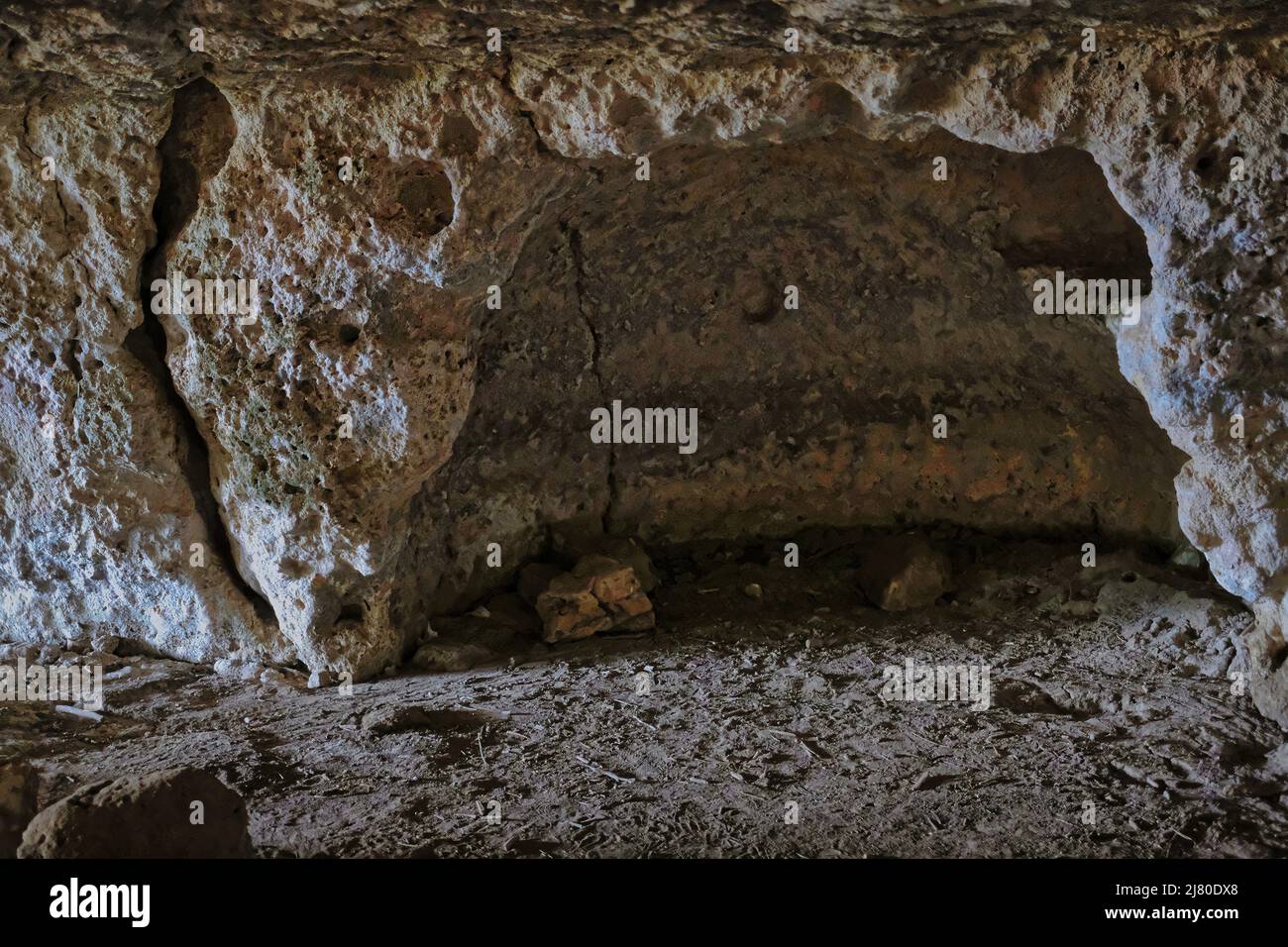 Prähistorische Höhlen im Murgia Maternana Reservat (Miera Italien) aus der Paläolithikum- und Jungsteinzeit Stockfoto