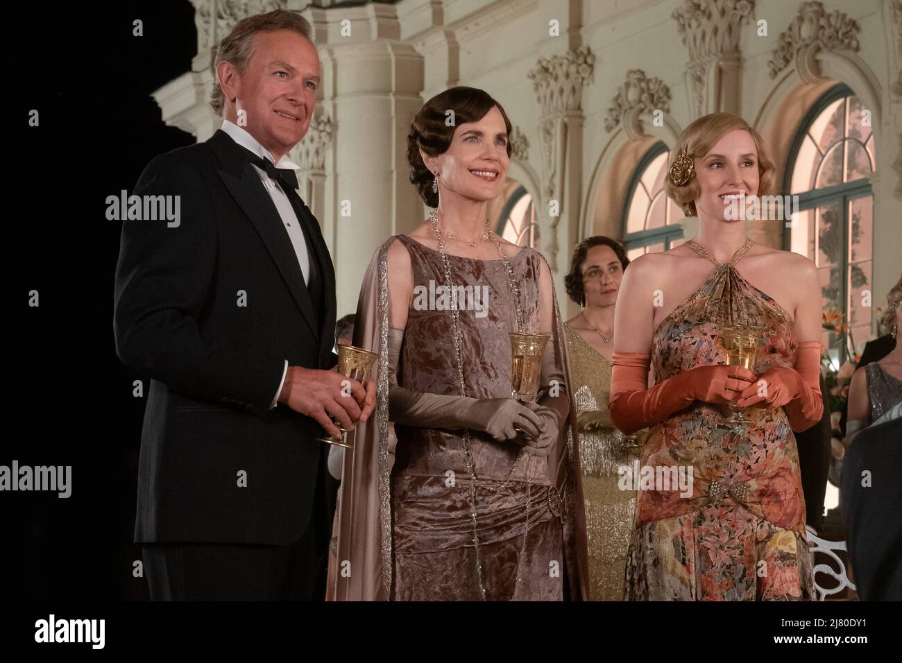 VERÖFFENTLICHUNG: 8. März 2022 TITEL: Downton Abbey: A New Era STUDIO: Universal Picturs REGIE: Simon Curtis PLOT: Follow-up zum Spielfilm von 2019, in dem die Familie Crawley und die Mitarbeiter von Downton einen königlichen Besuch vom König und der Königin von Großbritannien erhielten. HAUPTROLLE: Elizabeth McGovern spielt Cora Grantham und Laura Carmichael als Lady Edith Hexham. (Kreditbild: © Universal Pictures/Entertainment Pictures) Stockfoto