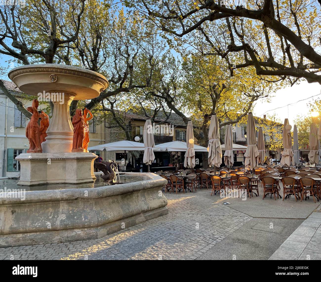 Brunnen und Café auf dem Dorfplatz, Maussane-les-Alpilles, Bouches-du-Rhone, Provence-Alpes-Cote-d'Azur, Frankreich Stockfoto