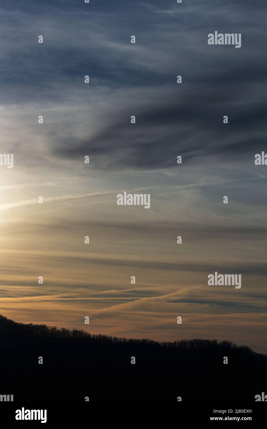 Ein Bergrücken und Wolkenschichten schaffen Linien im Blick vom Tanbark Ridge-Blick auf den Blue Ridge Parkway in Asheville, NC, USA Stockfoto