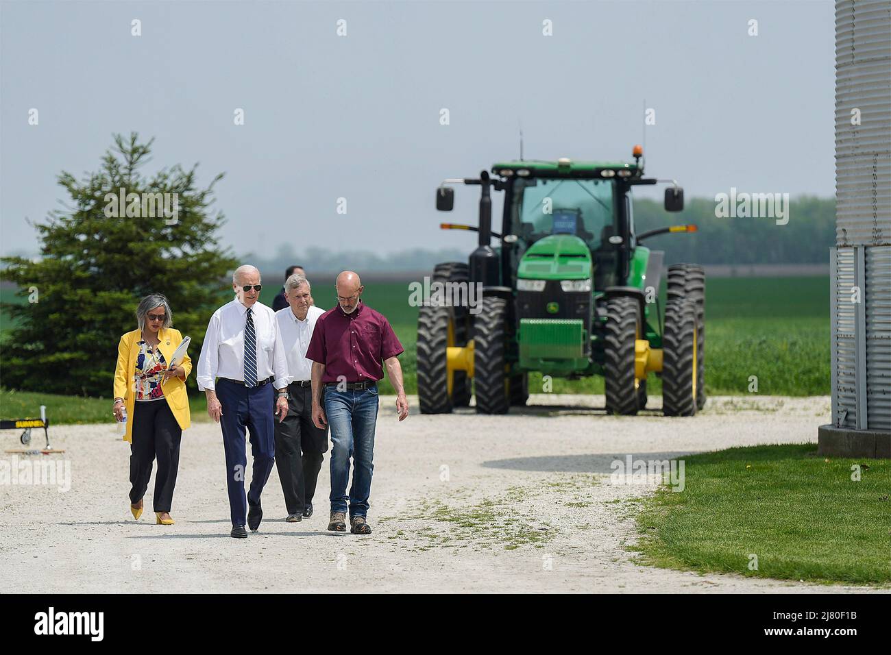 Kankakee, Vereinigte Staaten Von Amerika. 11.. Mai 2022. Kankakee, Vereinigte Staaten von Amerika. 11. Mai 2022. US-Präsident Joe Biden spaziert mit dem Landwirt Jeff O'Connor, dem Besitzer von O'Connor Farms, während eines Besuchs auf seinem Gehöft am 11. Mai 2022 in Kankakee, Illinois. Hinter Biden stehen Landwirtschaftsminister Tom Vilsack und der Repräsentant Robin Kelly aus Illinois. Bild: Adam Schultz/White House Photo/Alamy Live News Stockfoto