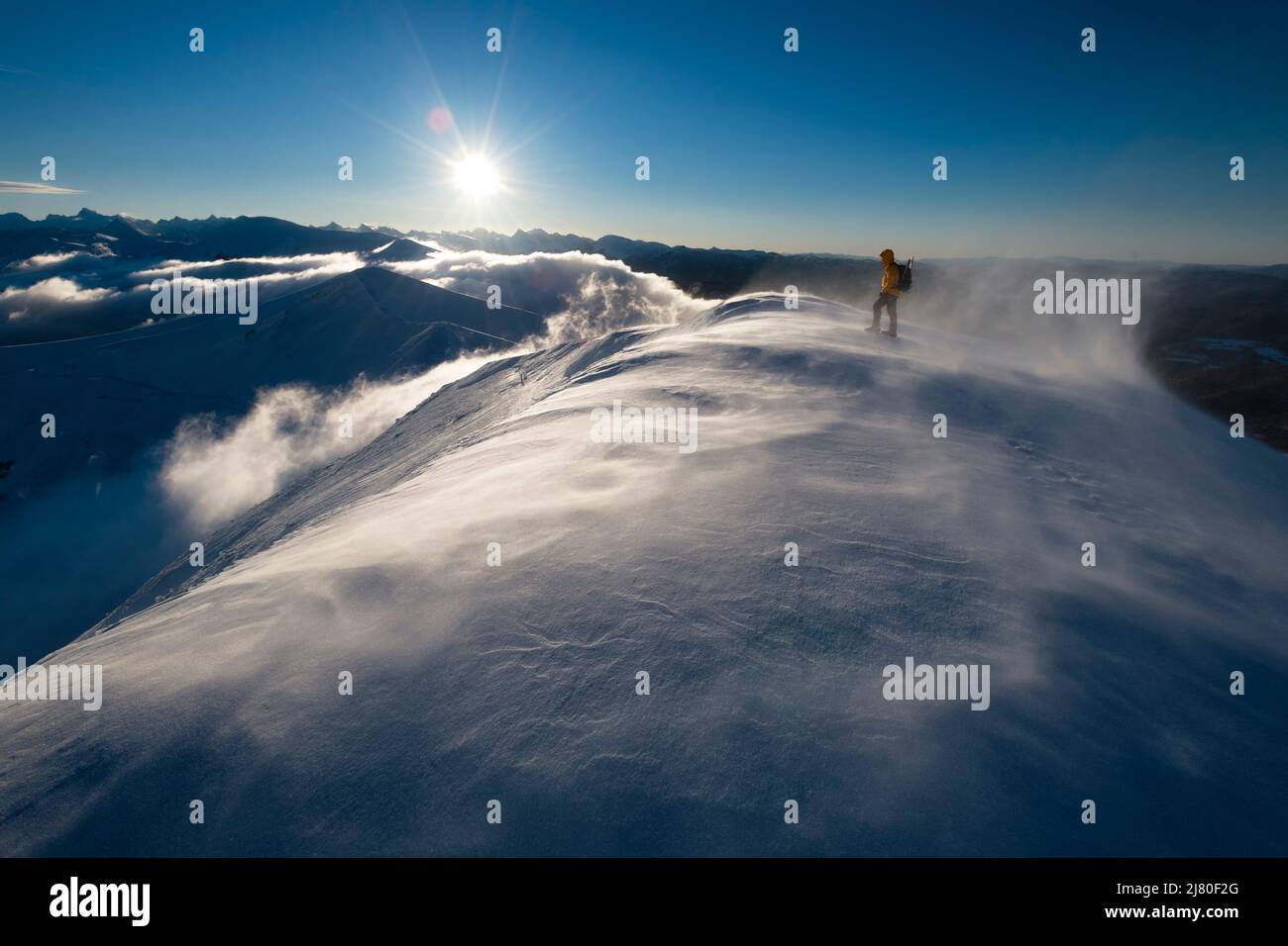 Bergsteiger, der im Winter auf dem Orhi-Gipfel steht, Pyrenäen, Navarra, Spanien Stockfoto