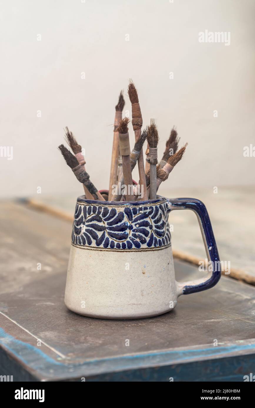 Verschiedene Pinsel für die talavera Malerei Stockfoto