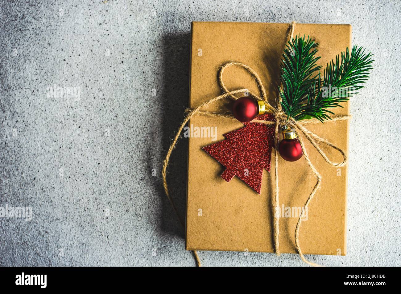 Blick von oben auf eine rustikale Weihnachts-Geschenkbox Stockfoto