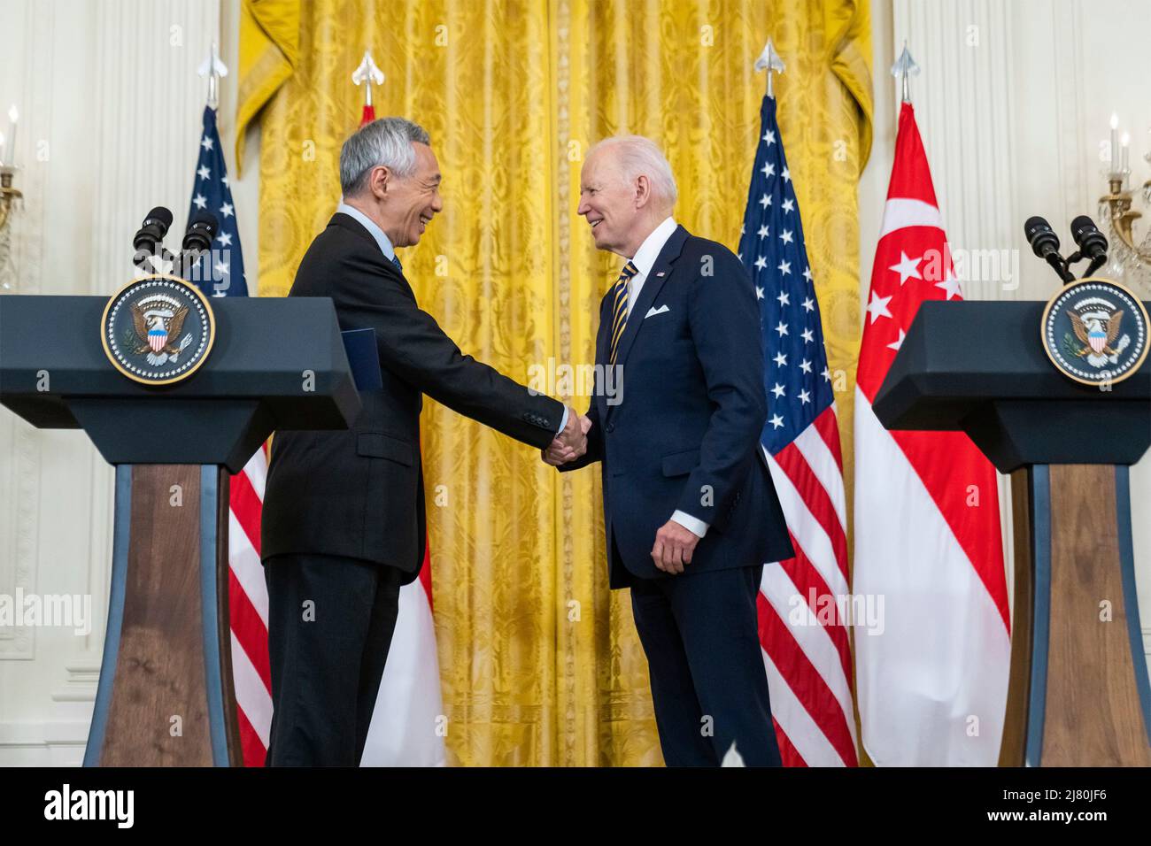 US-Präsident Joe Biden schüttelt sich bei einer gemeinsamen Pressekonferenz im East Room des Weißen Hauses am 29. März 2022 in Washington, D.C. die Hände des Premierministers von Singapur, Lee Hsien Loong Stockfoto
