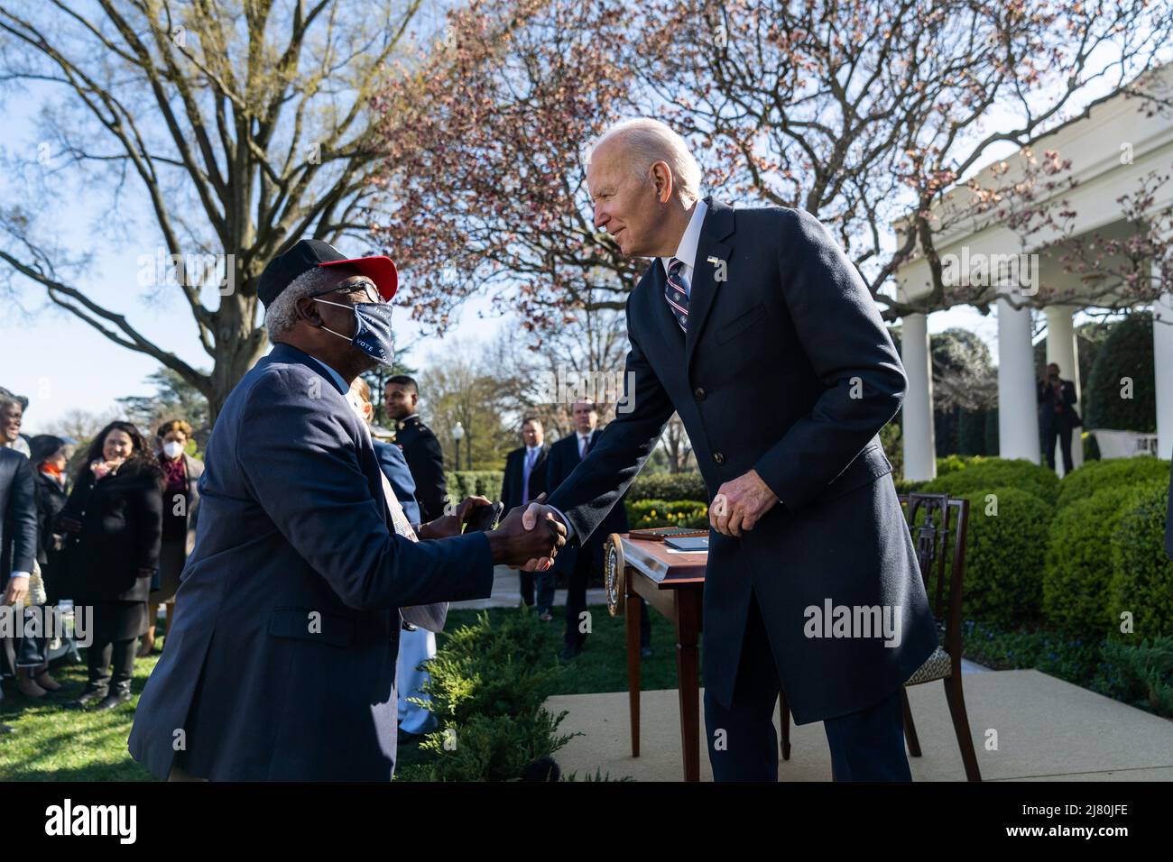 Der US-Präsident Joe Biden begrüßt die Gäste nach der Unterzeichnung von H.R. 55, dem Emmett Till Anti-Lynching Act, am 29. März 2022 im Rosengarten des Weißen Hauses in Washington, D.C. Stockfoto