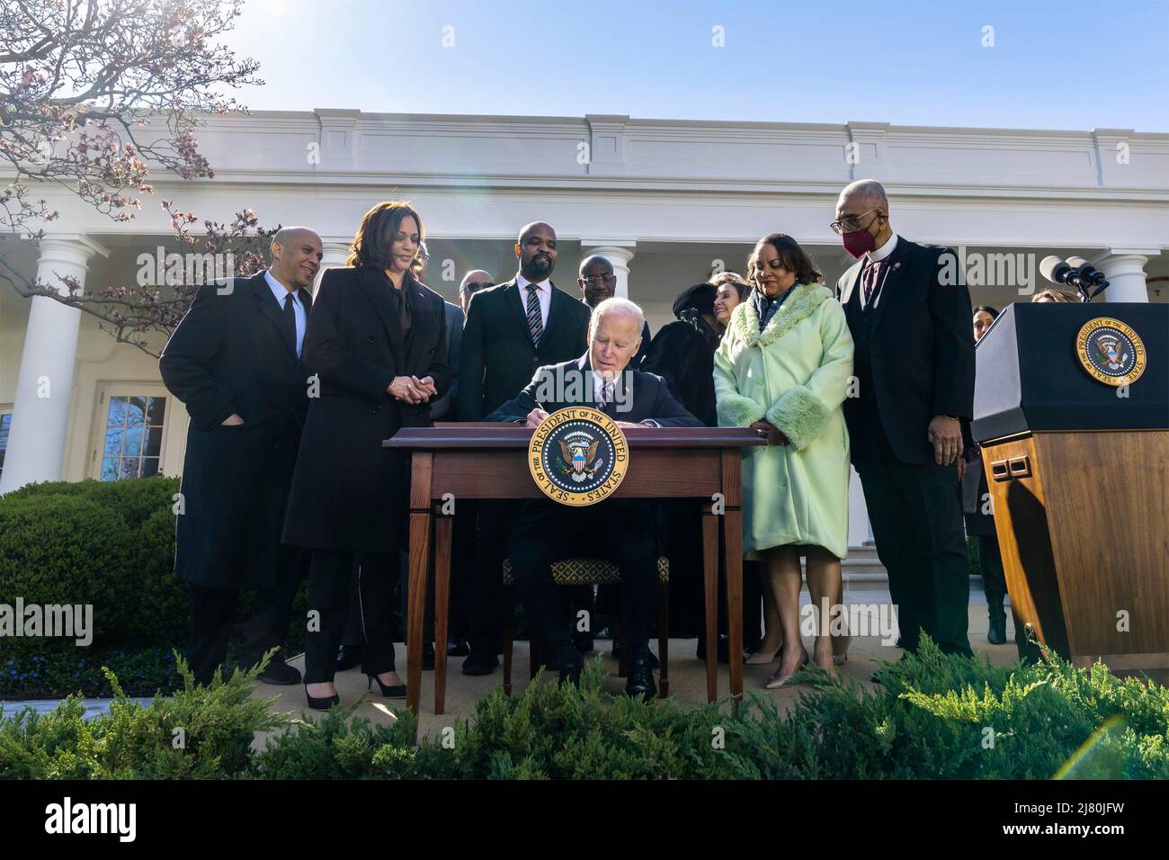 US-Präsident Joe Biden unterzeichnet H.R. 55, den Emmett Till Anti-Lynching Act, während Vizepräsident Kamala Harris, Linke, und Mitglieder des Kongresses im Rosengarten des Weißen Hauses am 29. März 2022 in Washington, D.C. darauf blicken Stockfoto