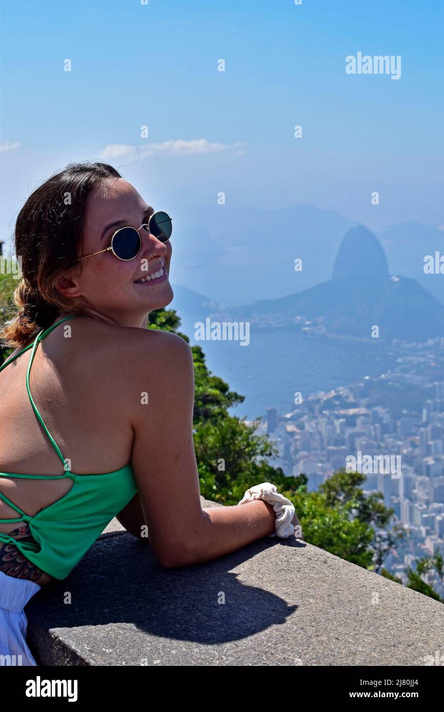Brasilianisches Mädchen lächelt beim Blick auf den Zuckerhut, Rio de Janeiro Stockfoto