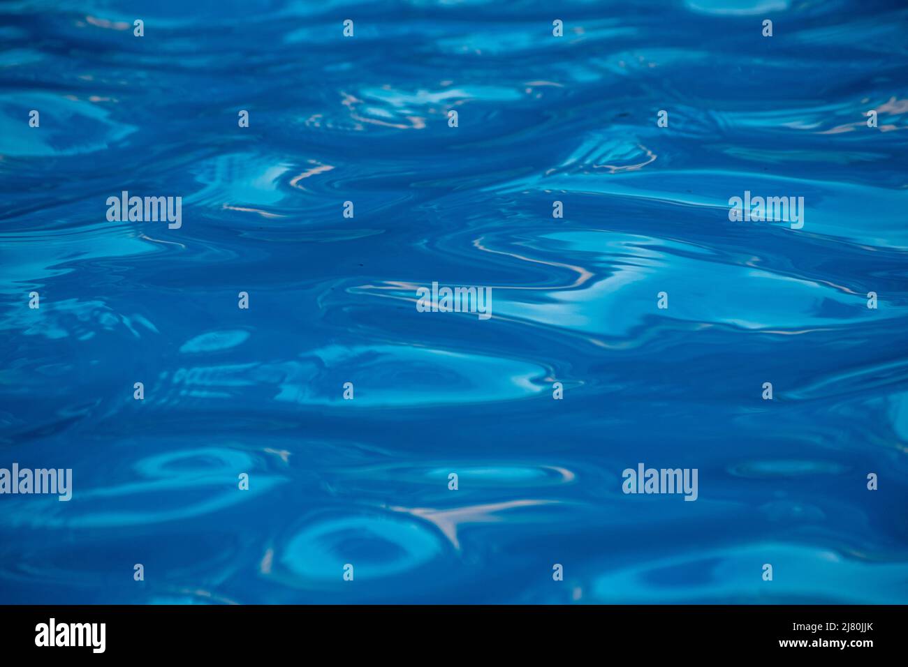 Abstrakter Hintergrund. Klares Wasser aus dem Pool Stockfoto