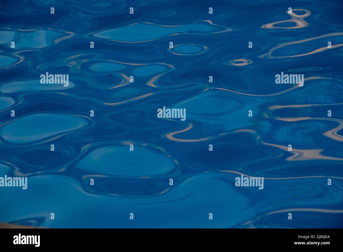 Abstrakter Hintergrund. Klares Wasser aus dem Pool Stockfoto