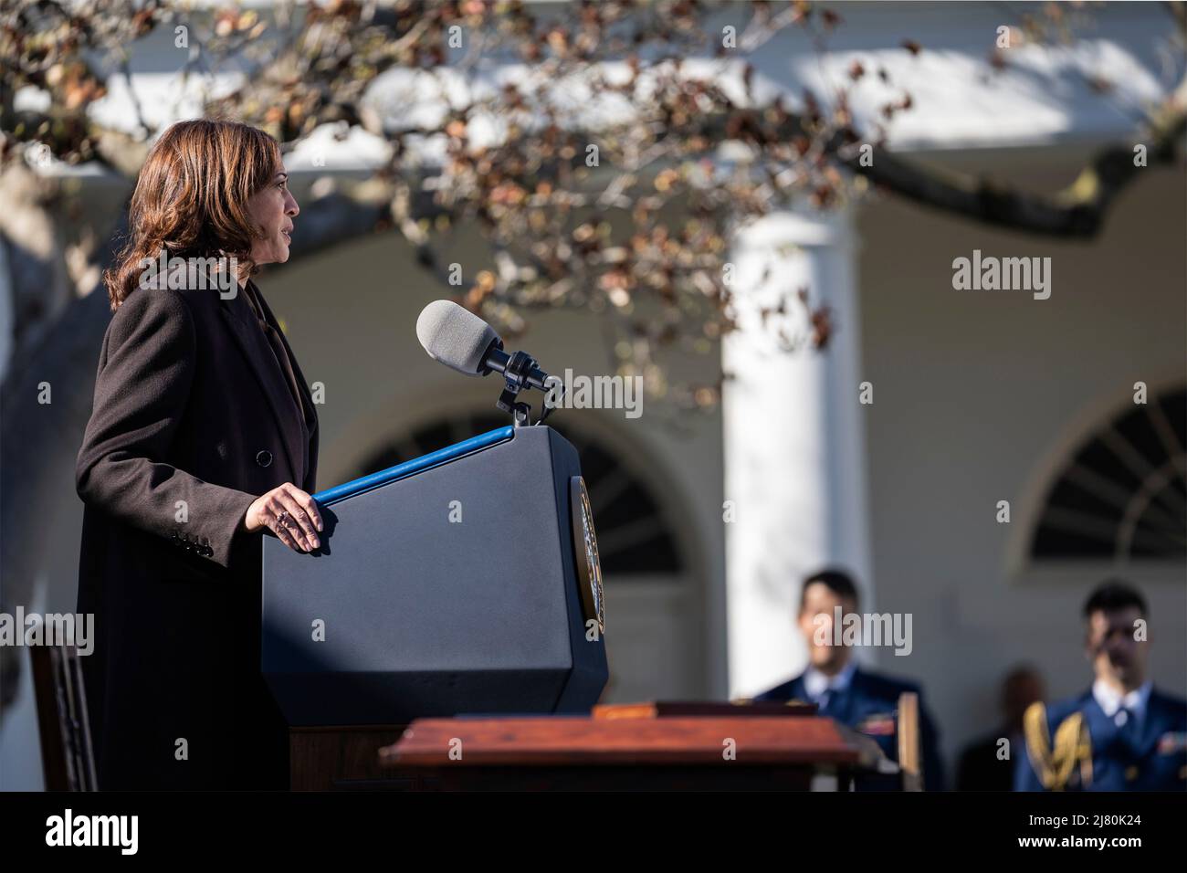 Die US-Vizepräsidentin Kamala Harris hält während der Unterzeichnungszeremonie für H.R. 55, den Emmett Till Anti-Lynching Act, am 29. März 2022 im Rosengarten des Weißen Hauses in Washington, D.C., eine Rede Stockfoto