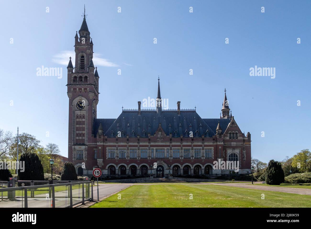 Außenansicht des Friedenspalastes in den Haag, Niederlande, Heimat des Internationalen Gerichtshofs an einem klaren, sonnigen Tag Stockfoto