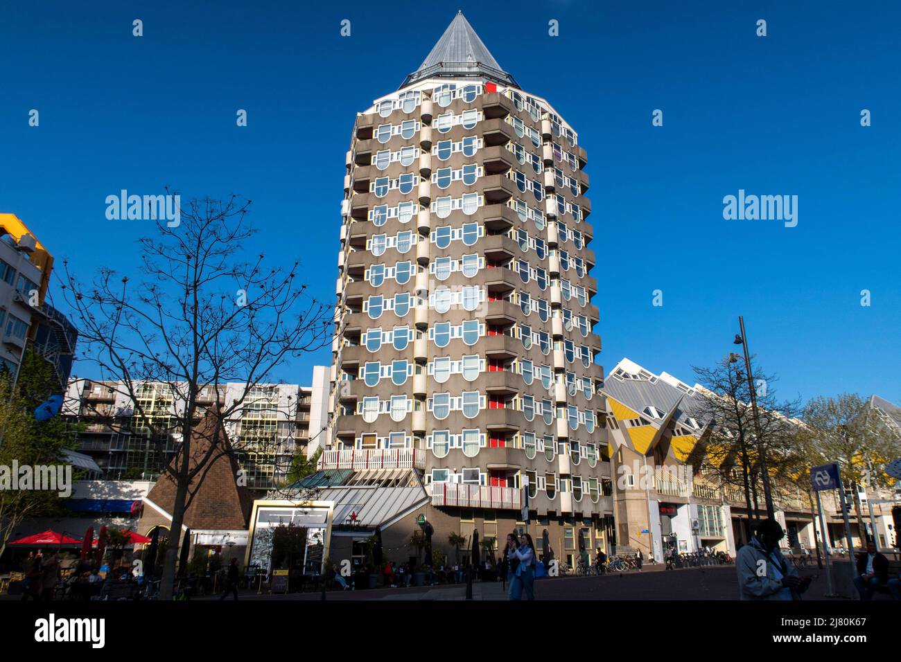 Die Blaaktoren (1984) in Rotterdam ist ein Wohnturm des Architekten Piet Blom. Auch beliebt als Potlood (Pencil) Gebäude Stockfoto