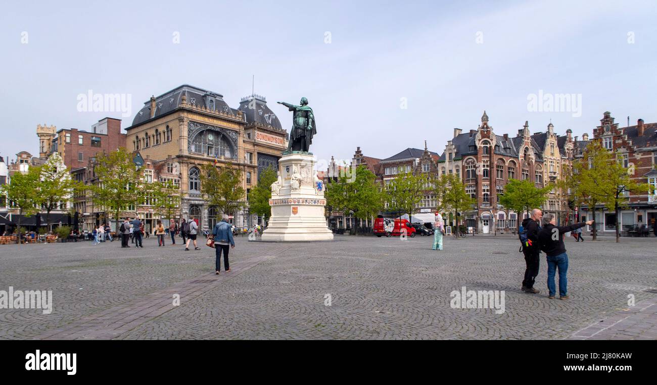 Statue von Jacob van Artevelde vor den Gebäuden Ons Huis und Bond Moyson im Zentrum des Vrijdagmarkts in Gent, Belgien, Europa Stockfoto