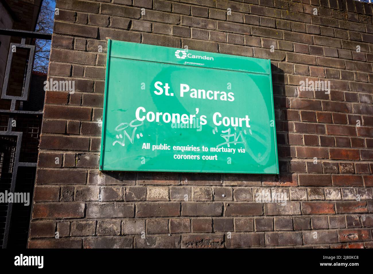 Schild für St. Pancras Coroner's Court, Camden, London, Großbritannien Stockfoto
