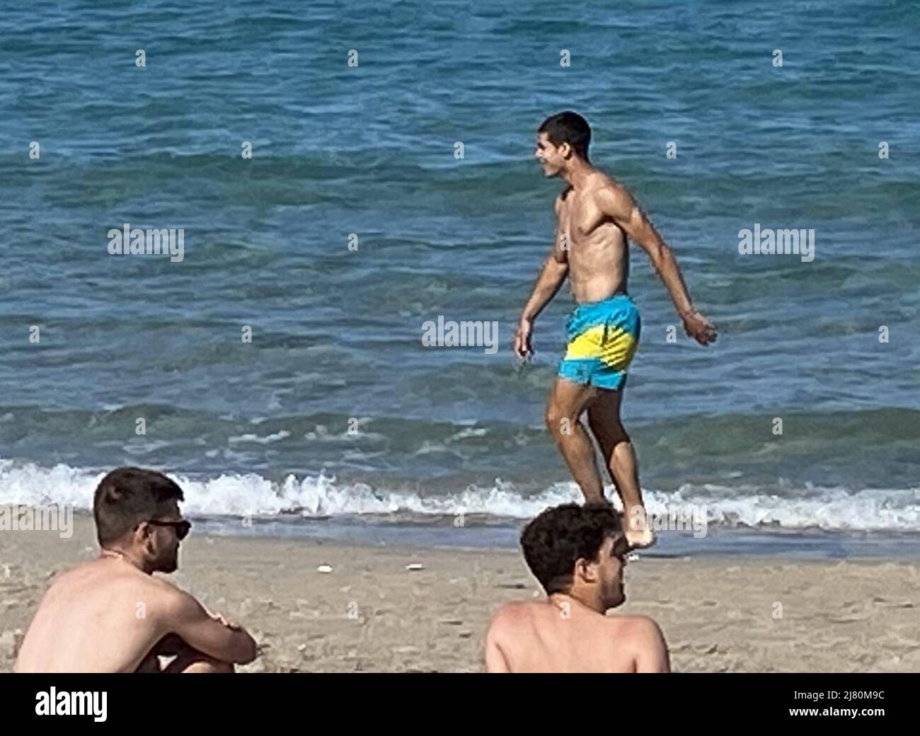 Murcia, Spanien. 11.. Mai 2022. Carlos Alcaraz se relaja y disfruta de un  día de playa en la Manga del mar menor, Murcia, tras ganar el madrid Open.  El joven tenista cambió