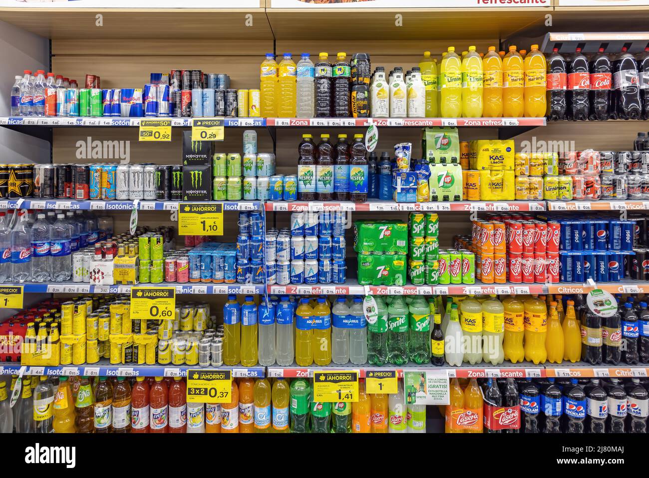 Huelva, Spanien - 10. Mai 2022: Regal in einem Supermarkt mit erfrischenden Getränken Stockfoto