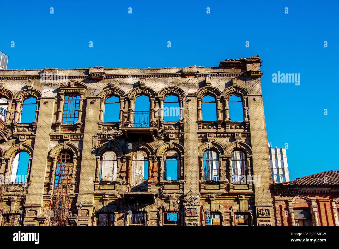 Das alte Ziegelgebäude war ruiniert und die Fenster waren kaputt und man konnte den Himmel überblicken. Stockfoto Das alte Ziegelgebäude war ruiniert und die Fenster waren kaputt und man konnte den Himmel überblicken. Stockfoto