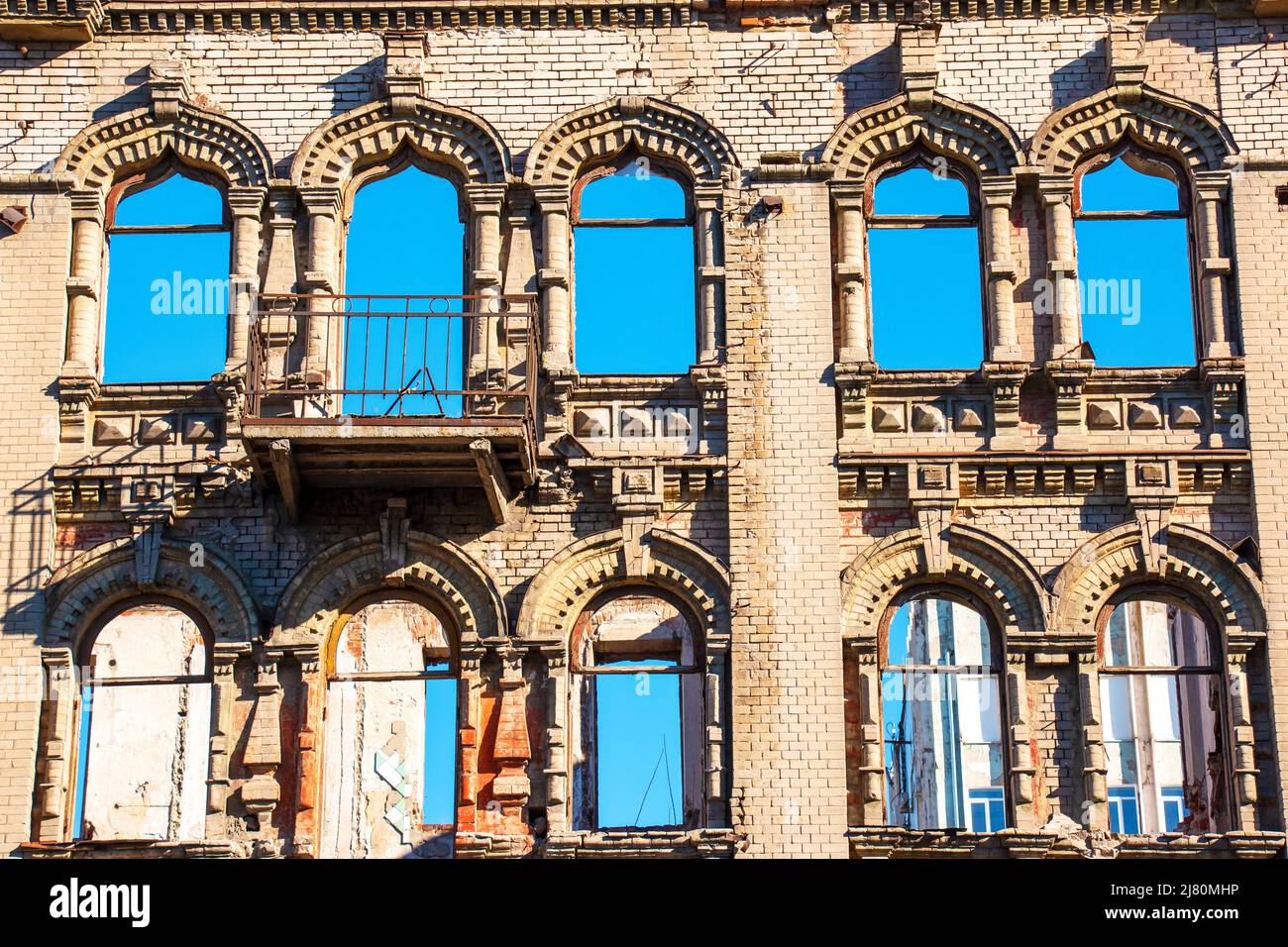 Das alte Ziegelgebäude war ruiniert und die Fenster waren kaputt und man konnte den Himmel überblicken. Stockfoto Das alte Ziegelgebäude war ruiniert und die Fenster waren kaputt und man konnte den Himmel überblicken. Stockfoto